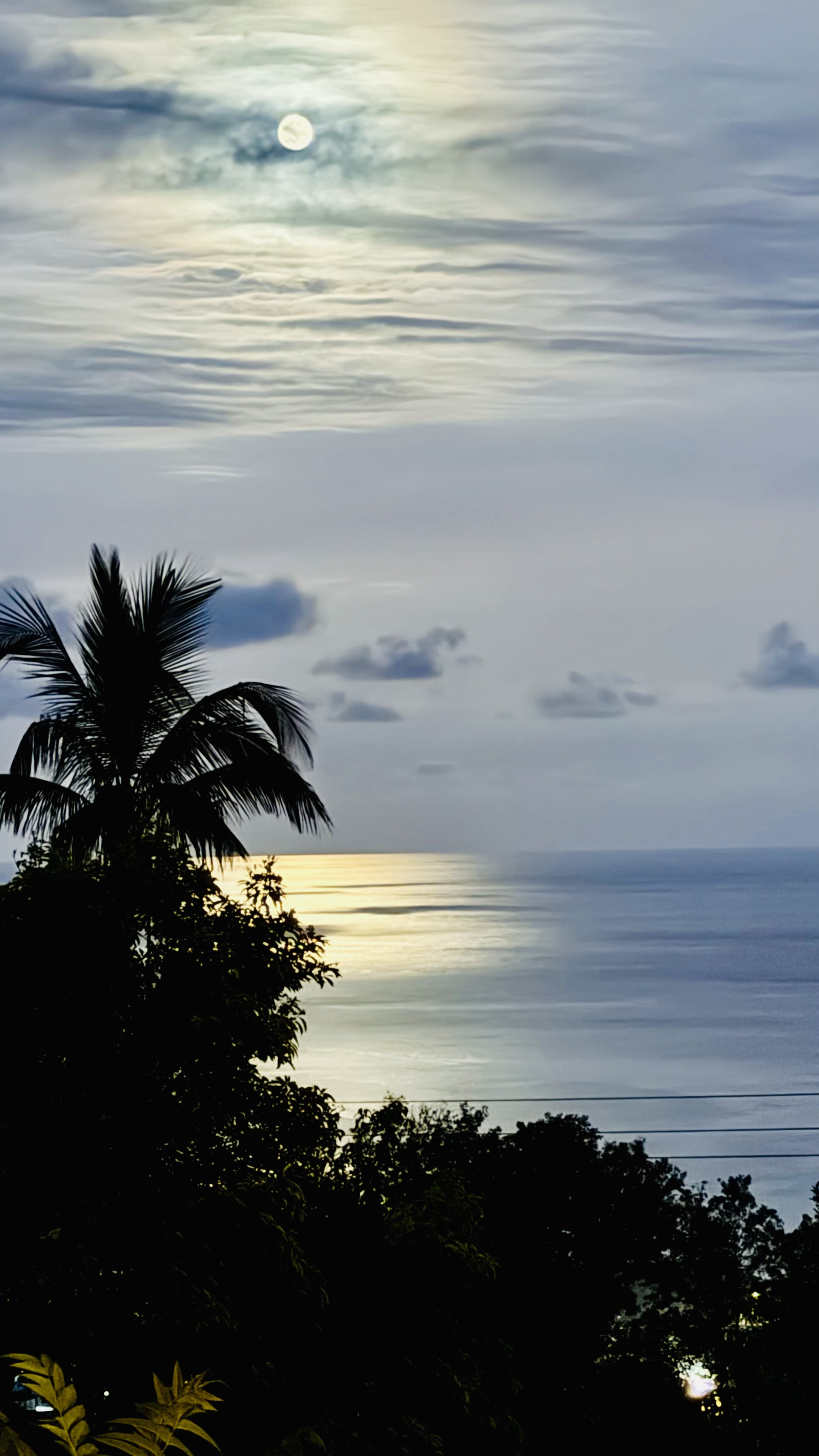 Pleine lune sur le Pacifique