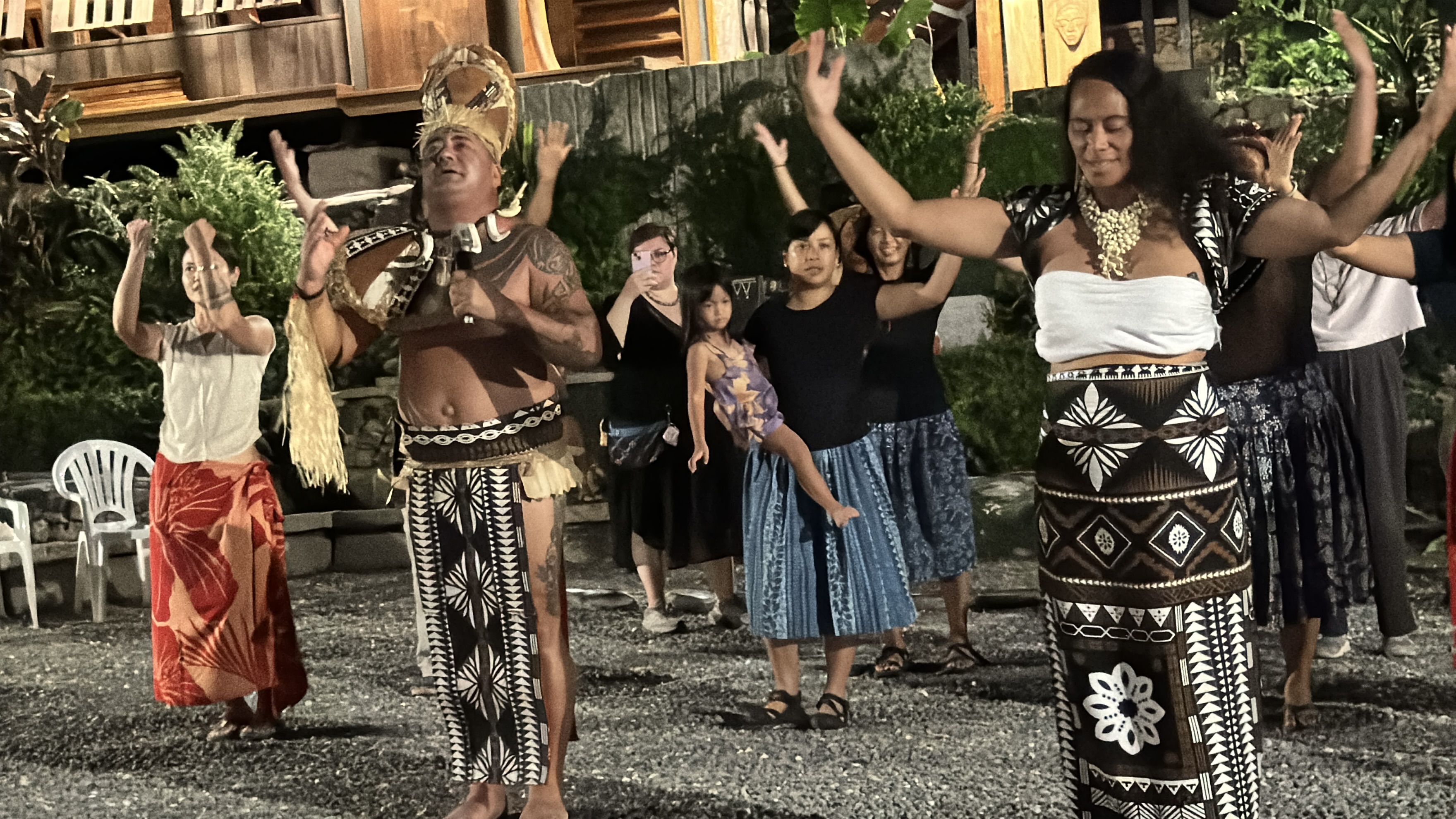 Rahera danse avec les participants